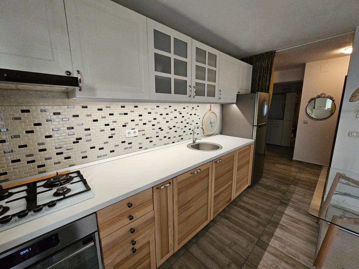 Manolaire Airport Residence Отопень Екстер'єр фото